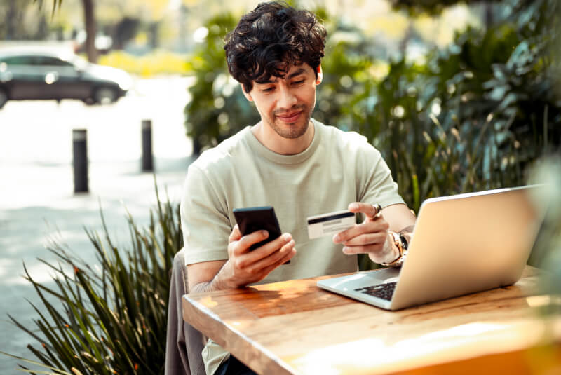 man shopping online with KEMBA card