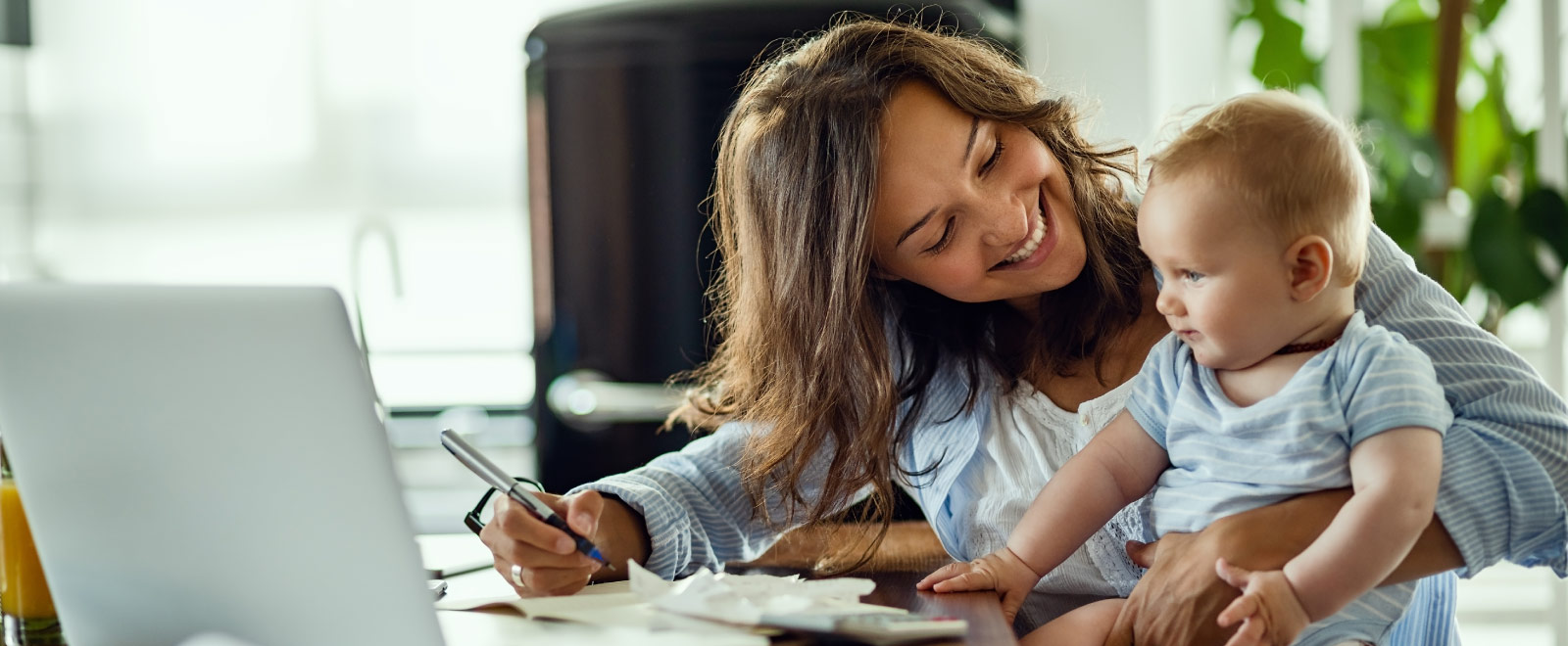 Central Ohio mother using KEMBA's financial planning calculators to plan for her families future.